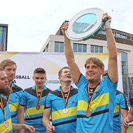 Das Team der SF BG blista bei der Verleihung des Meistertitels - Taime Kuttig reckt die Meistertrophäe in die Höhe.
