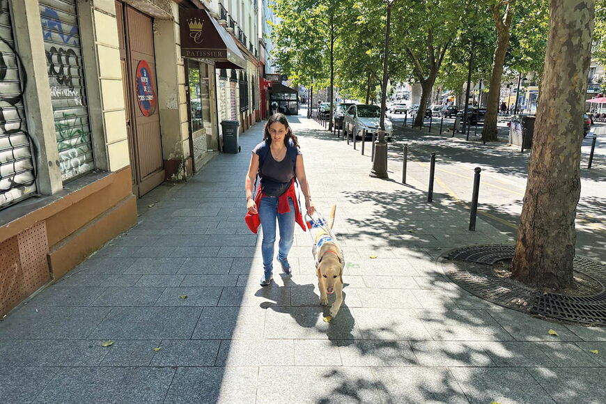 Lara mit Führhund Tucker in den Straßen von Paris