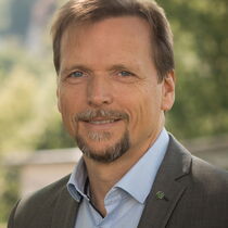 Portrait Peter Audretsch - er trägt Hemd und Sakko und hat einen kurzen Bart.