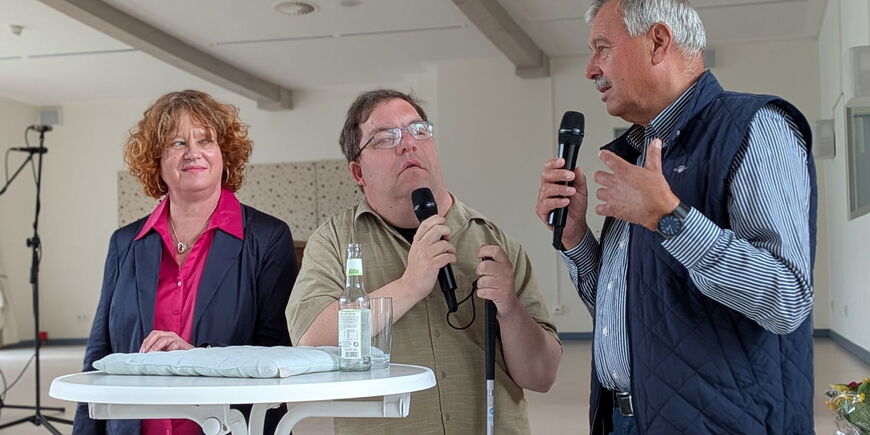 Frau Dreves, Herr Büchner und Herr Lembke im Gespräch.