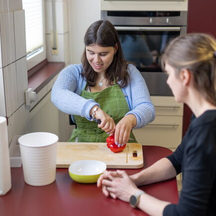 Zwei Schülerinnen des Internats kochen gemeinsam