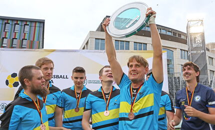 Das Team der SF BG blista bei der Verleihung des Meistertitels - Taime Kuttig reckt die Meistertrophäe in die Höhe.