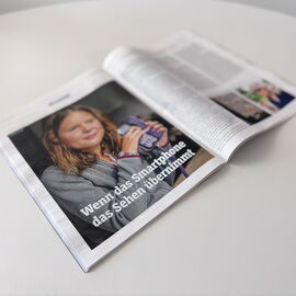 Ein aufgeschlagenes Spiegel-Magazin mit großflächigem Foto auf der linken Seite und dem Titel "Wenn das Smartphone das Sehen übernimmt".