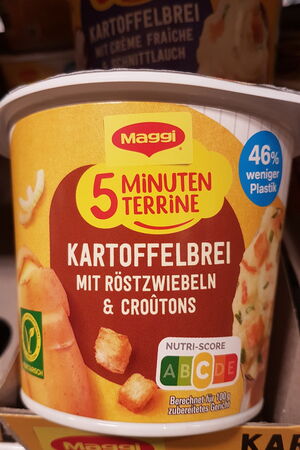 Nahaufnahme eines Kunststoffbechers 5-Minuten-Terrine, Typ Kartoffelbrei.