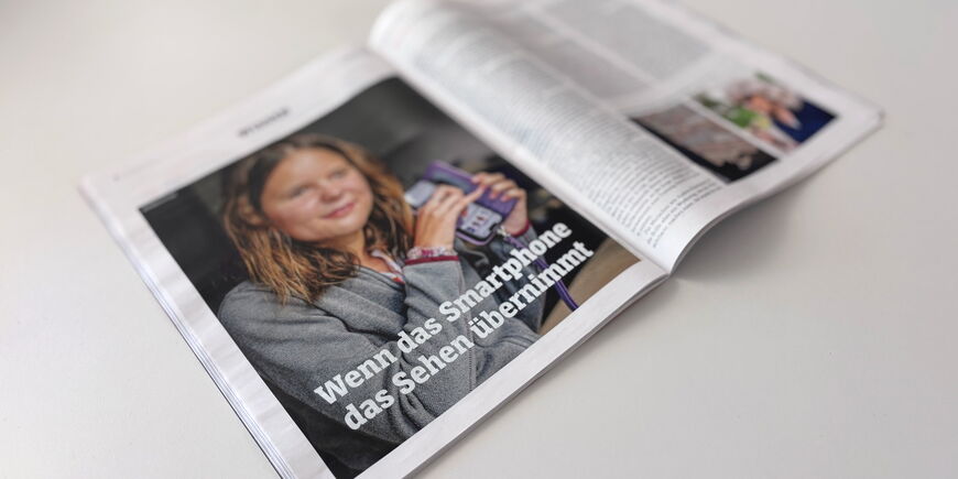 Ein aufgeschlagenes Spiegel-Magazin mit großflächigem Foto auf der linken Seite und dem Titel "Wenn das Smartphone das Sehen übernimmt".