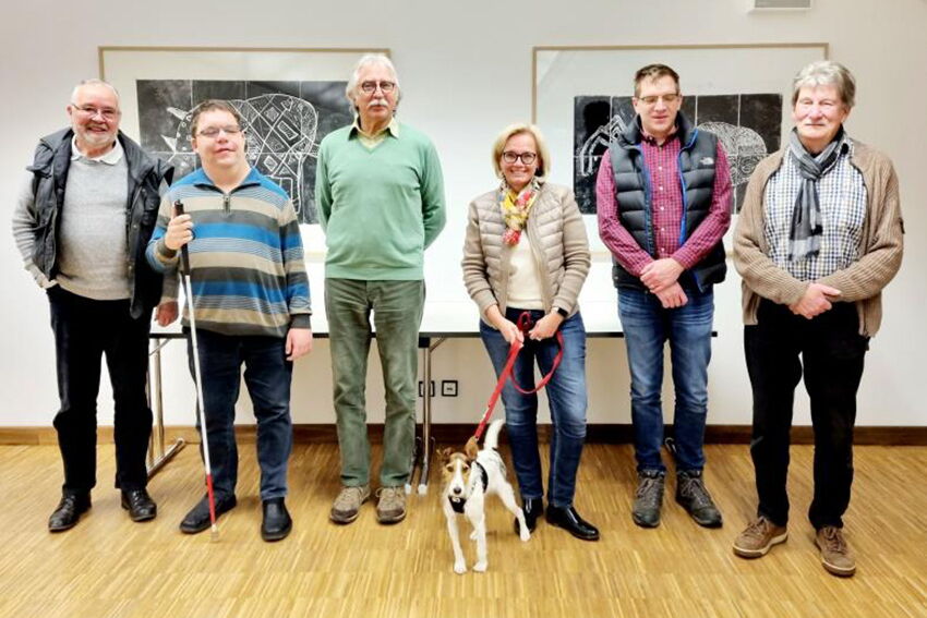 Die Vorstandsmitglieder des Fördervereins haben sich für das Foto in einer Reihe aufgestellt. Ein kleiner Hund ist auch dabei.