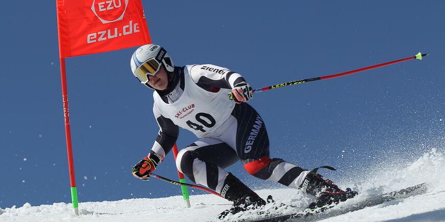 Eine Skifahrerin bei der rasanten Abfahrt.