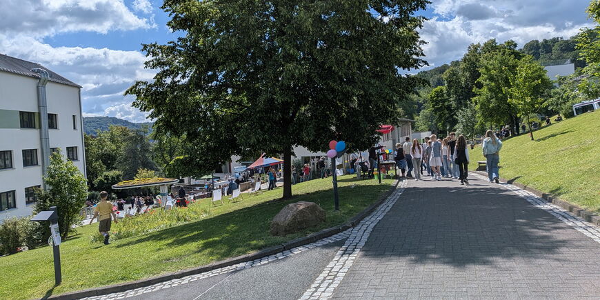 Viele Menschen bevölkern den sommerlichen blistaCampus.