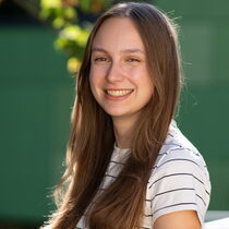 Portraitfoto Marie Mattheis - sie hat langes mittelblondes Haar und trägt ein helles Oberteil.