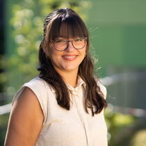Portraitfoto Leonie Pöltl - sie hat langes braunes Haar und trägt eine Brille.