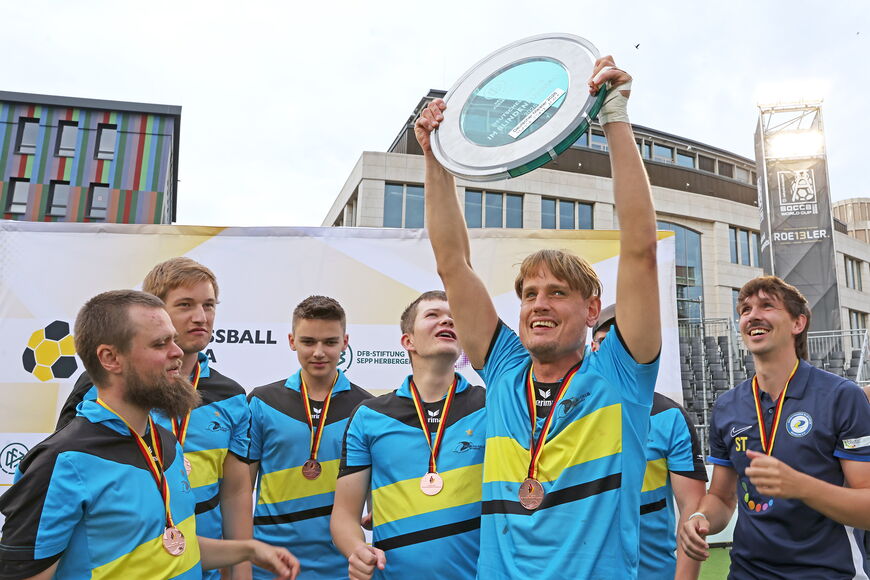 Das Team der SF BG blista bei der Verleihung des Meistertitels - Taime Kuttig reckt die Meistertrophäe in die Höhe.