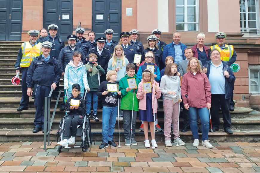 Die Sechstklässler*innen und die Polizei stellen sich im Anschluss an die Kontrollaktion zu einem Gruppenfoto auf.