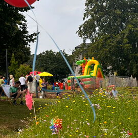 Der blistaCampus ist zum Sommerfest 2024 von Menschen bevölkert und bunt geschmückt,