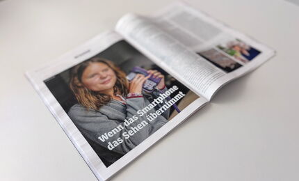 Ein aufgeschlagenes Spiegel-Magazin mit großflächigem Foto auf der linken Seite und dem Titel "Wenn das Smartphone das Sehen übernimmt".