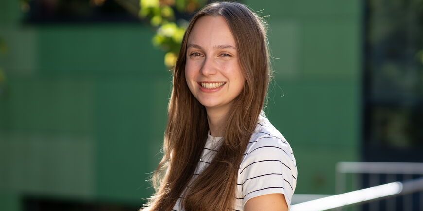 Portraitfoto Marie Mattheis - sie hat langes mittelblondes Haar und trägt ein helles Oberteil.