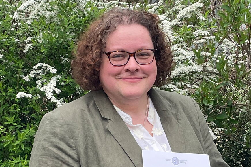 Frau Prof. Dr. Lauber-Pohle hält die Ernennungsurkunde in der Hand.