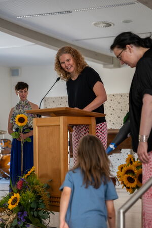 An der Montessori-Schule werden die neuen Schüler*innen mit Sonnenblumen von der Schulleitung und den Lernbegleitungen willkommen geheißen.