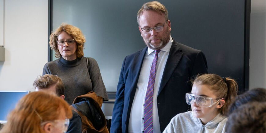Der Hessische Wissenschaftsminister Timon Gremmels zu Besuch im Chemieunterricht an der blista.