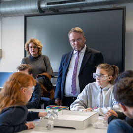 Der Hessische Wissenschaftsminister Timon Gremmels zu Besuch im Chemieunterricht an der blista.