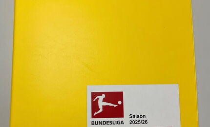 Ein Bild des gelben kicker-Sonderheft der Bundesliga Saison 2025/26 mit rotem Logo.