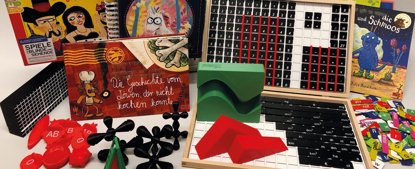 Eine bunte Übersicht verschiedener MuLis und taktiler Bücher.