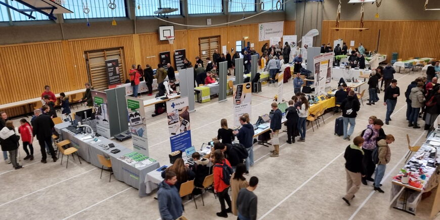 Die Sporthalle der blista ist voll mit Gästen der RehaFair.