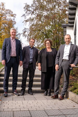 Gruppenbild mit Vorstand, Schulleiter und Frau Simmler.