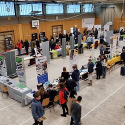 Die Sporthalle der blista ist voll mit Gästen der RehaFair.