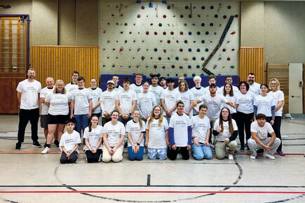 Gruppenbild vom U19 Goalballcamp in der Sporthalle der blista