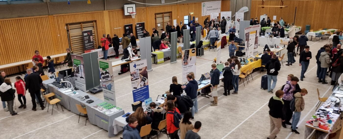 Die Sporthalle der blista ist voll mit Gästen der RehaFair.