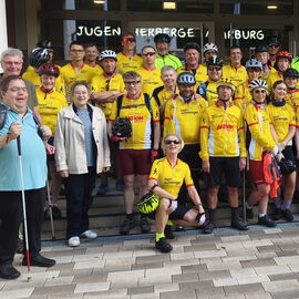 Circa 50 Personen, in gelber Radkleidung stehen gemeinsam mit Kirsten Dinnebier, Maarten Kubeja und Thorsten Büchner vor der Jugendherberge.