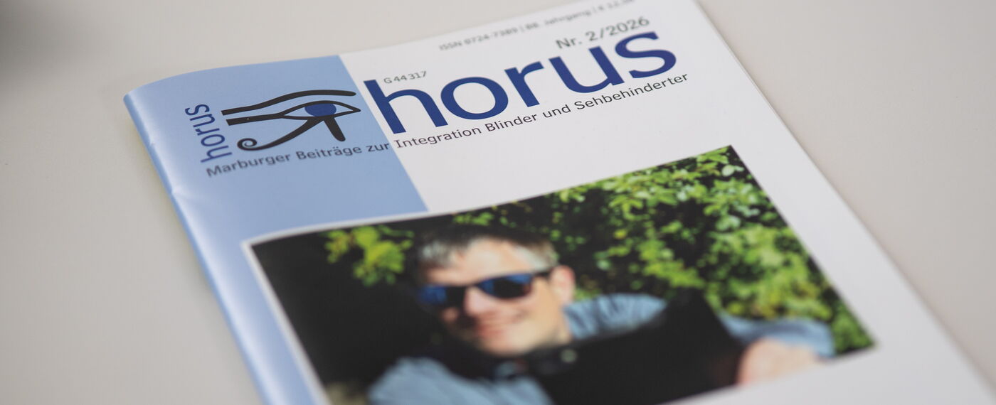 Eine Horusausgabe liegt auf einem weißen Tisch und man sieht das Cover.