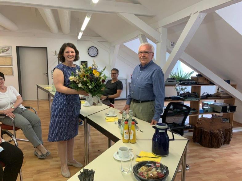 Verwaltungsratsvorsitzender Bernd Höhmann überreicht einen Blumenstrauß