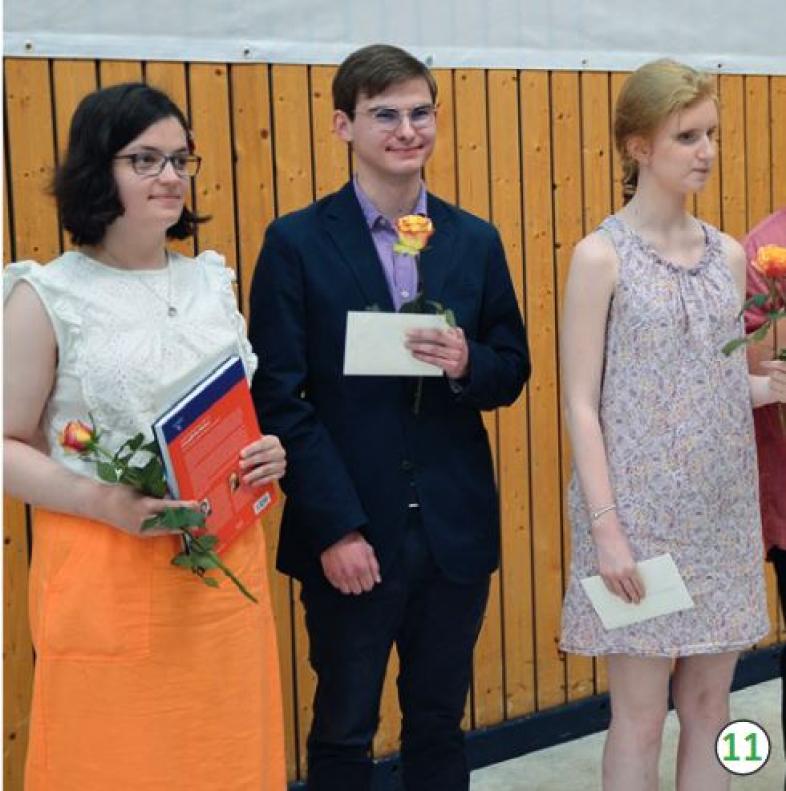 Svea Funda, Martin Gimbernat-Keßler und Sophia Wittenstein halten ihre Ehrungen und Blumen in der Hand, Svea zudem ein Buch.