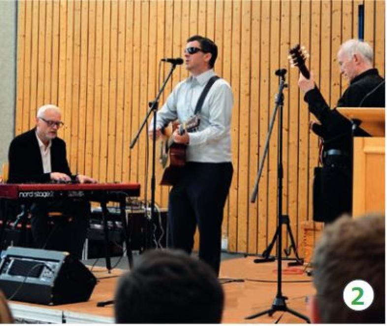 Die Lehrerband: Jens Flach (Gitarre), Roland Stephan (Gitarre) und Olaf Roth (Keyboard)