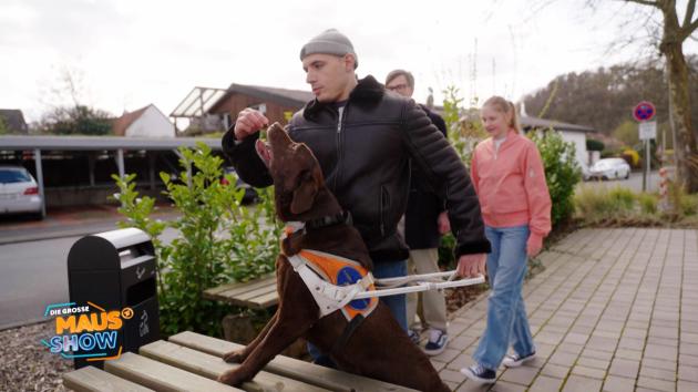 Niko Rizidis mit seinem Blindenführhund Orlando