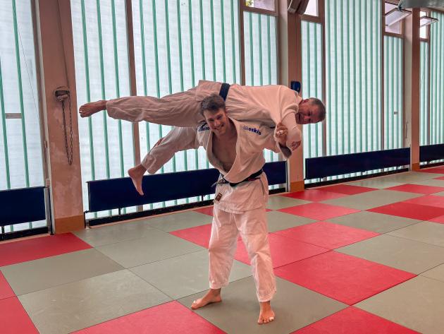 Daniel Goral hebt beim Judotraining seinen Trainer Markus Zaumbrecher hoch
