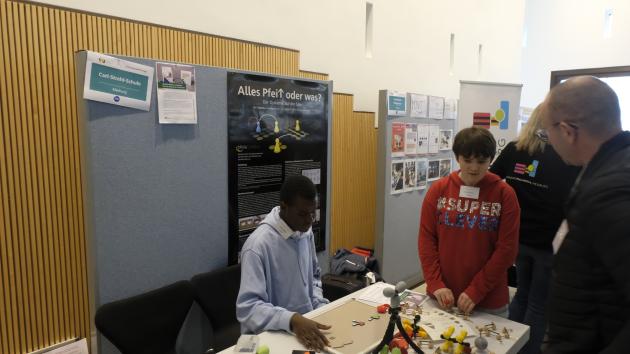 zwei Schüler im hessischen Landtag auf einer MINT-Messe.