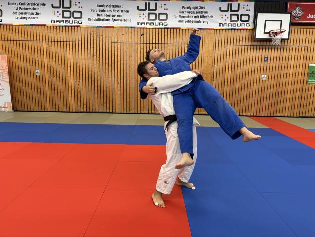 Daniel Goral hebt beim Judotraining einen Kollegen hoch