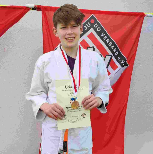 Para Judoka Aaron Rottmann hält seine Urkunde für den 3. Platz in der Hand